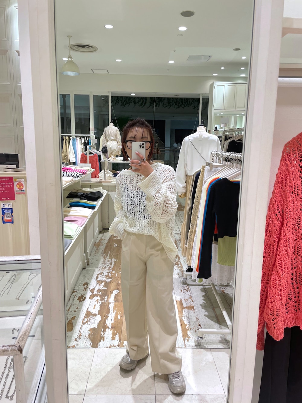 ホワイト系のニット/セーター、ホワイト系のスラックス、ホワイト系のサンダルを着用したレディースの春コーディネートの3枚目の写真