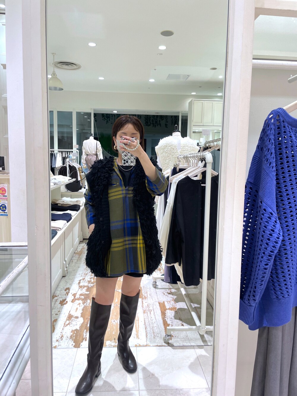 グリーン系のシャツ/ブラウス、ブラック系のTシャツ/カットソー、グレー系のその他パンツを着用したレディースの夏コーディネートの4枚目の写真