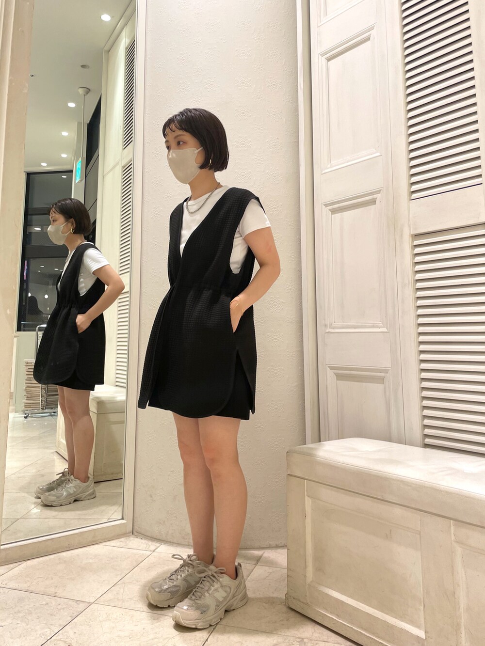 ブラック系のベスト、ホワイト系のTシャツ/カットソー、ブラック系のその他パンツを着用したレディースの夏コーディネートの3枚目の写真