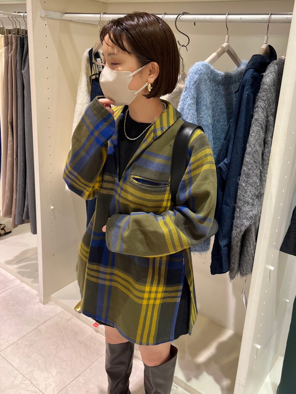 グリーン系のシャツ/ブラウス、ブラック系のTシャツ/カットソー、グレー系のその他パンツを着用したレディースの夏コーディネートの2枚目の写真