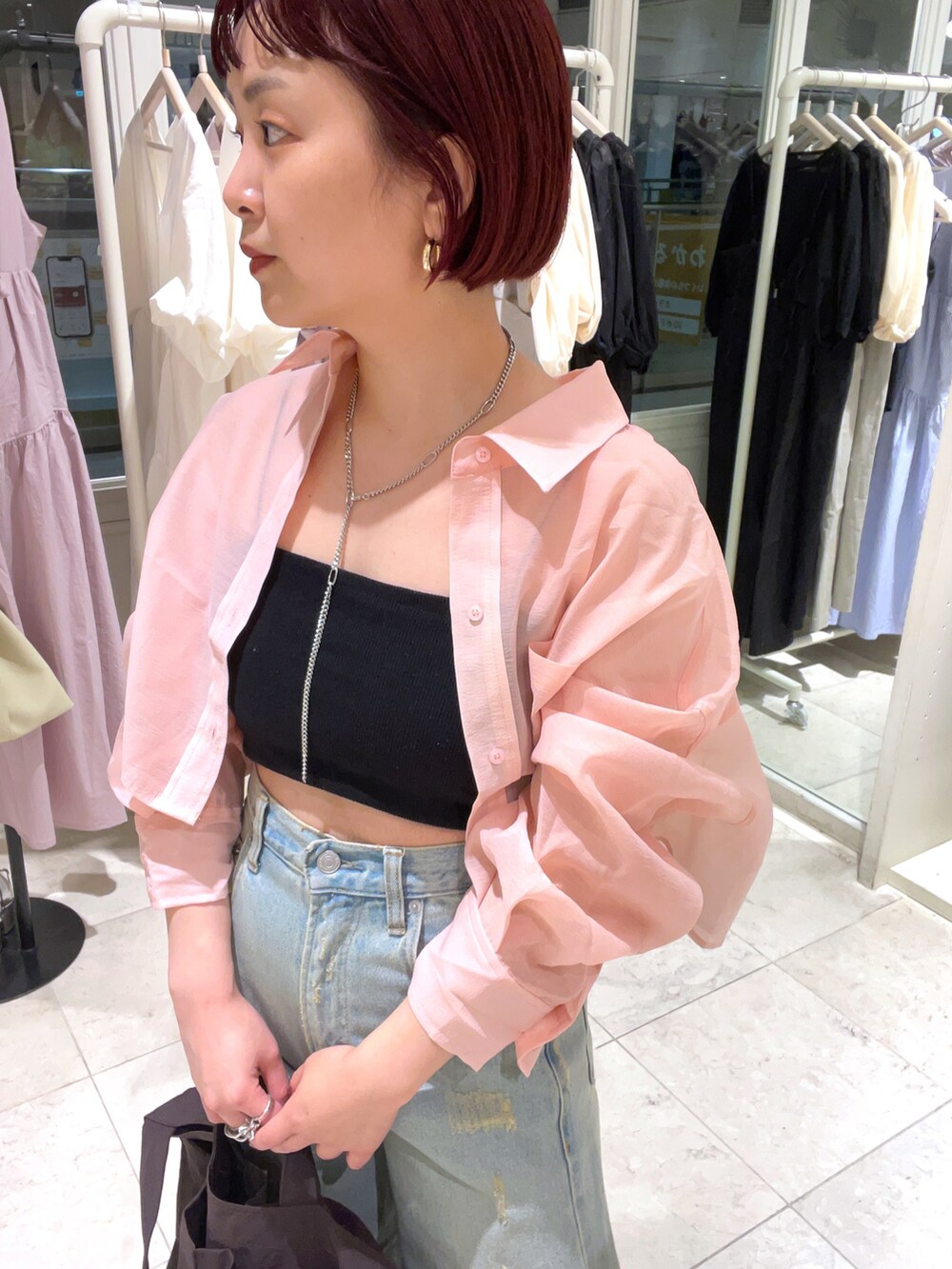 ピンク系のシャツ/ブラウス、ブラック系のキャミソール、ホワイト系のデニムパンツを着用したレディースの夏コーディネートの2枚目の写真