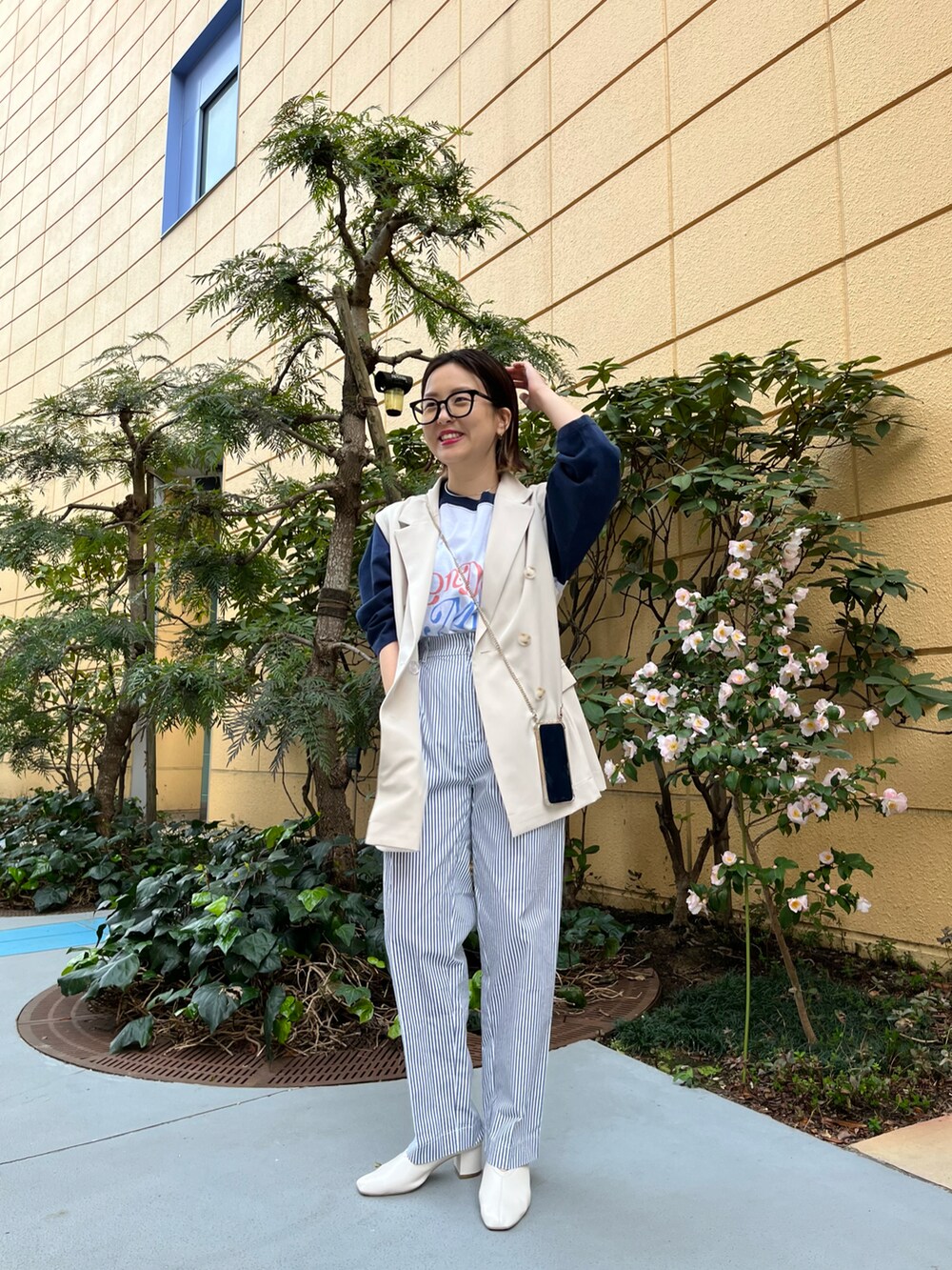 ホワイト系のテーラードジャケット、ブルー系のTシャツ/カットソー、ブルー系のその他パンツを着用したレディースの春コーディネートの3枚目の写真