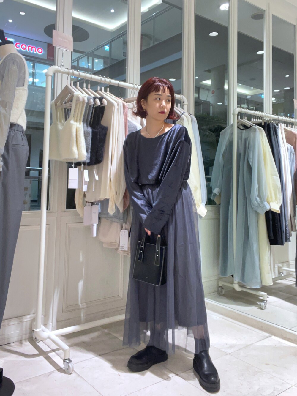 ホワイト系のバッグ、ピンク系のワンピース/ドレスを着用したレディースの夏コーディネートの2枚目の写真