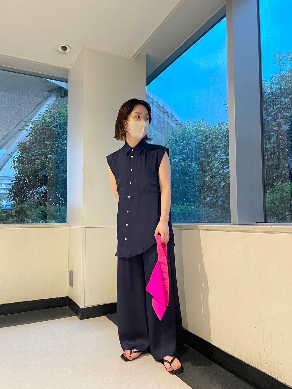 ブルー系のシャツ/ブラウス、ブルー系のその他パンツ、ブラック系のサンダルを着用したレディースの夏コーディネートの4枚目の写真