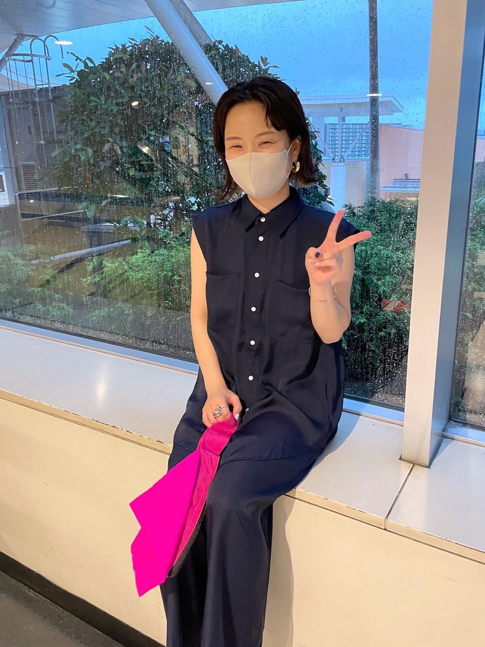 ブルー系のシャツ/ブラウス、ブルー系のその他パンツ、ブラック系のサンダルを着用したレディースの夏コーディネートの3枚目の写真