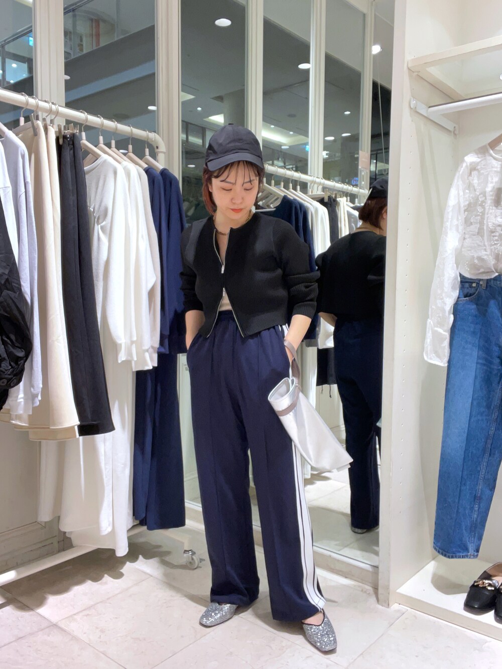 ブラック系のニット/セーター、ブルー系のその他パンツ、シルバー系のパンプスを着用したレディースの春コーディネートの5枚目の写真