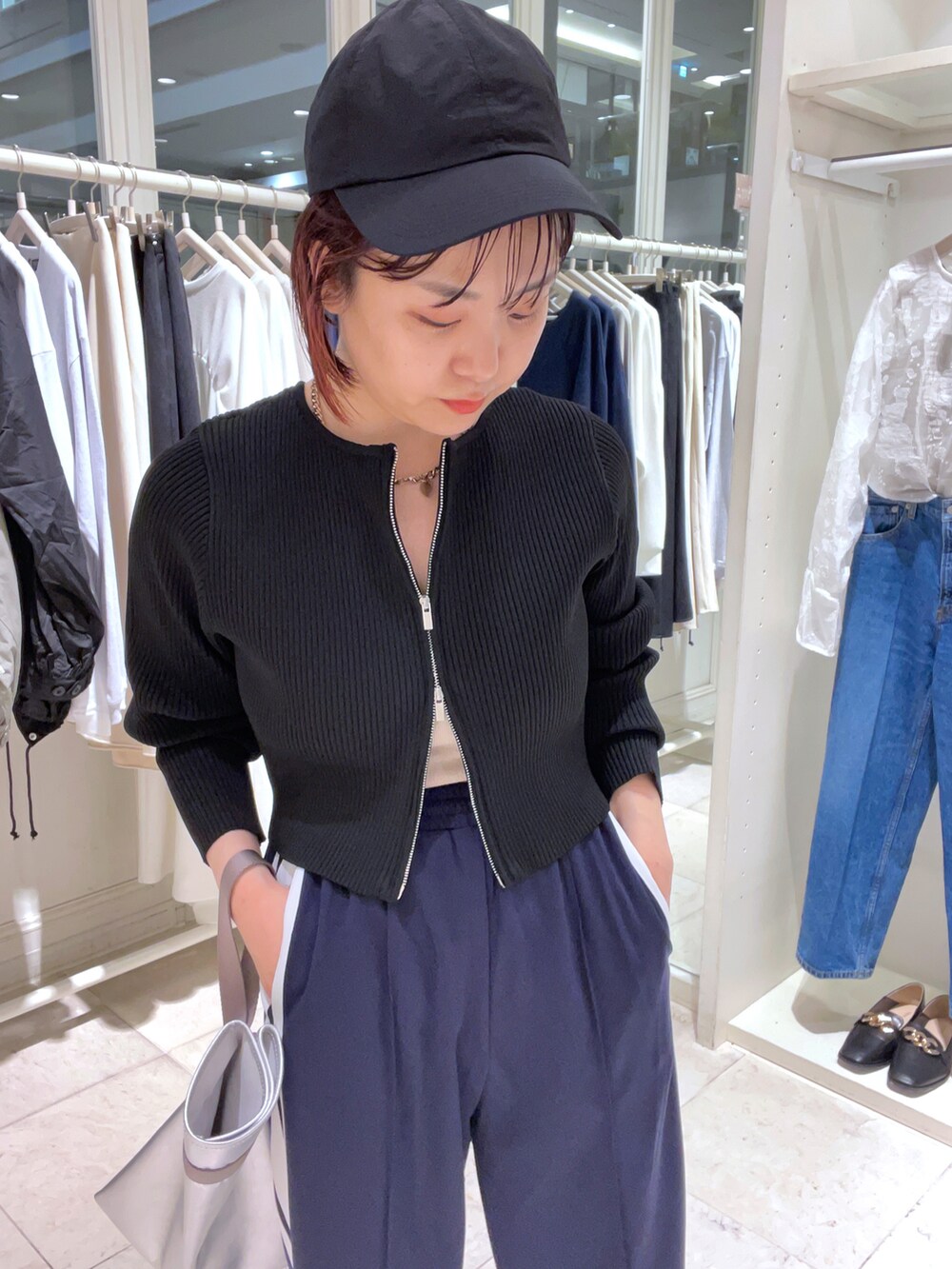 ブラック系のニット/セーター、ブルー系のその他パンツ、シルバー系のパンプスを着用したレディースの春コーディネートの4枚目の写真