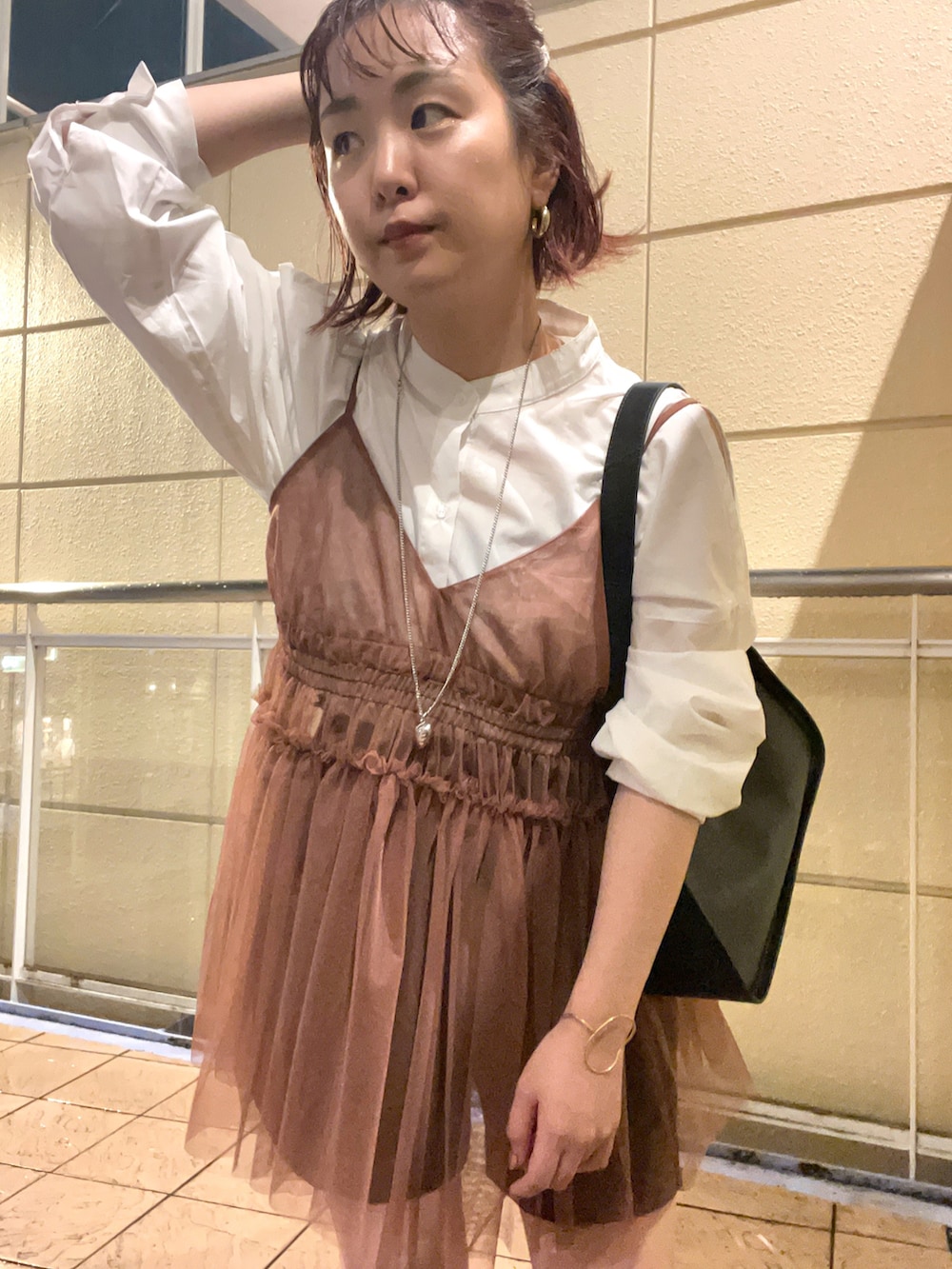 ホワイト系のシャツ/ブラウス、ピンク系のキャミソール、ブラック系のショルダーバッグを着用したレディースの秋コーディネートの2枚目の写真