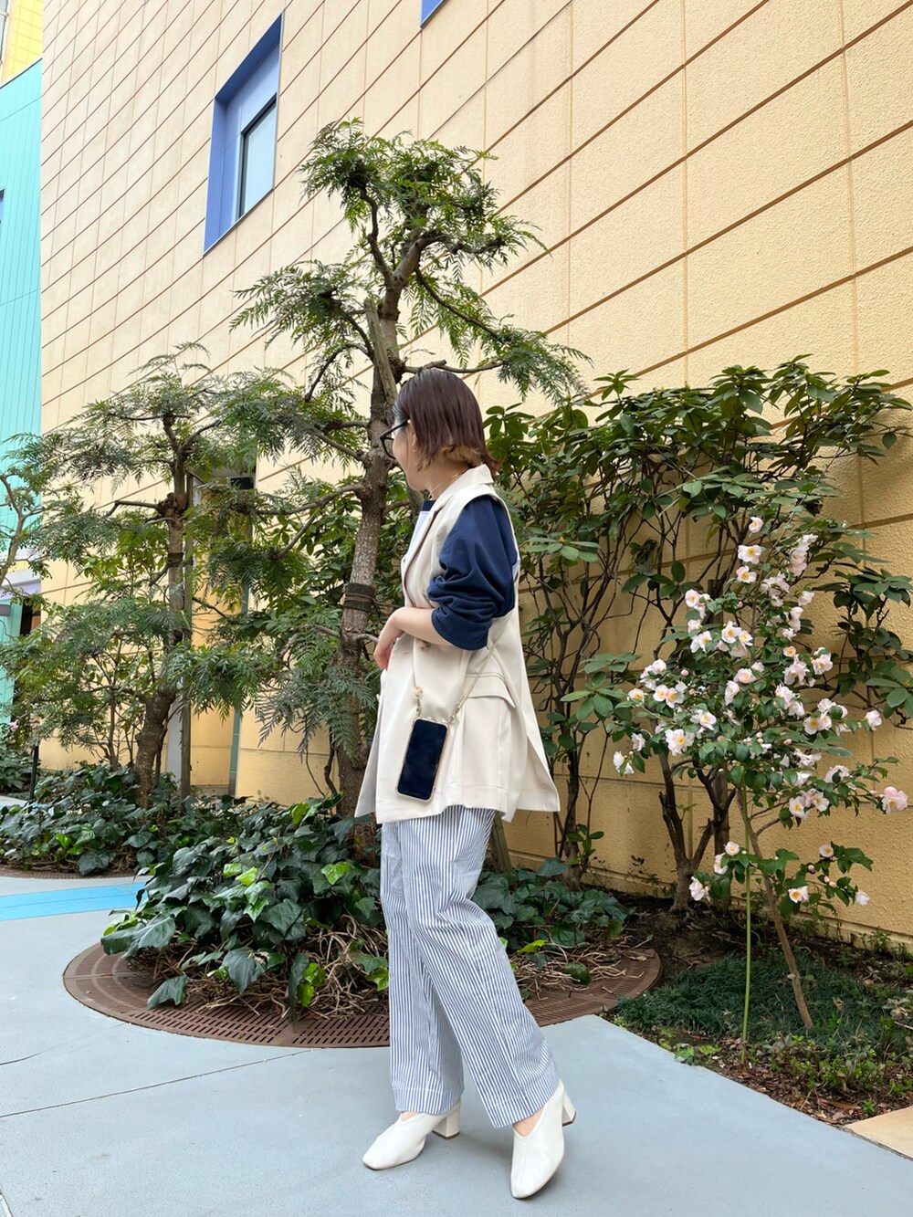 ホワイト系のテーラードジャケット、ブルー系のTシャツ/カットソー、ブルー系のその他パンツを着用したレディースの春コーディネートの2枚目の写真