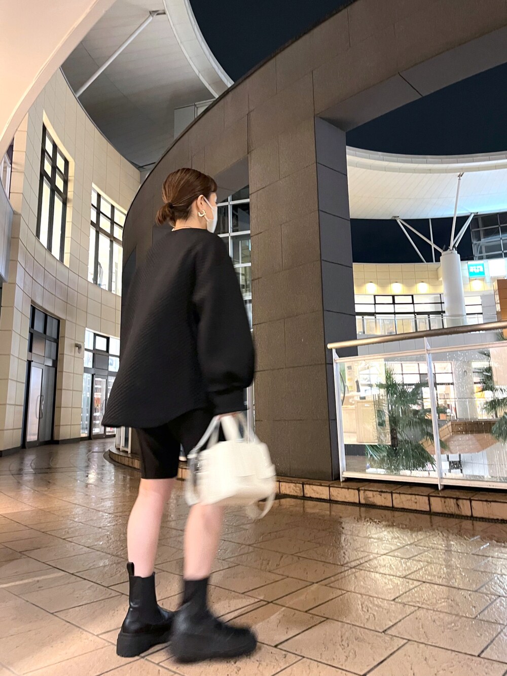 ブラック系のその他トップス、ブラック系のその他パンツ、ホワイト系のトートバッグを着用したレディースの秋コーディネートの3枚目の写真