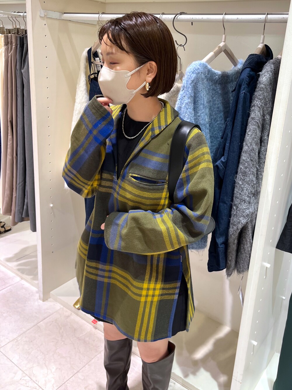 グリーン系のシャツ/ブラウス、ブラック系のTシャツ/カットソー、グレー系のその他パンツを着用したレディースの夏コーディネートの3枚目の写真