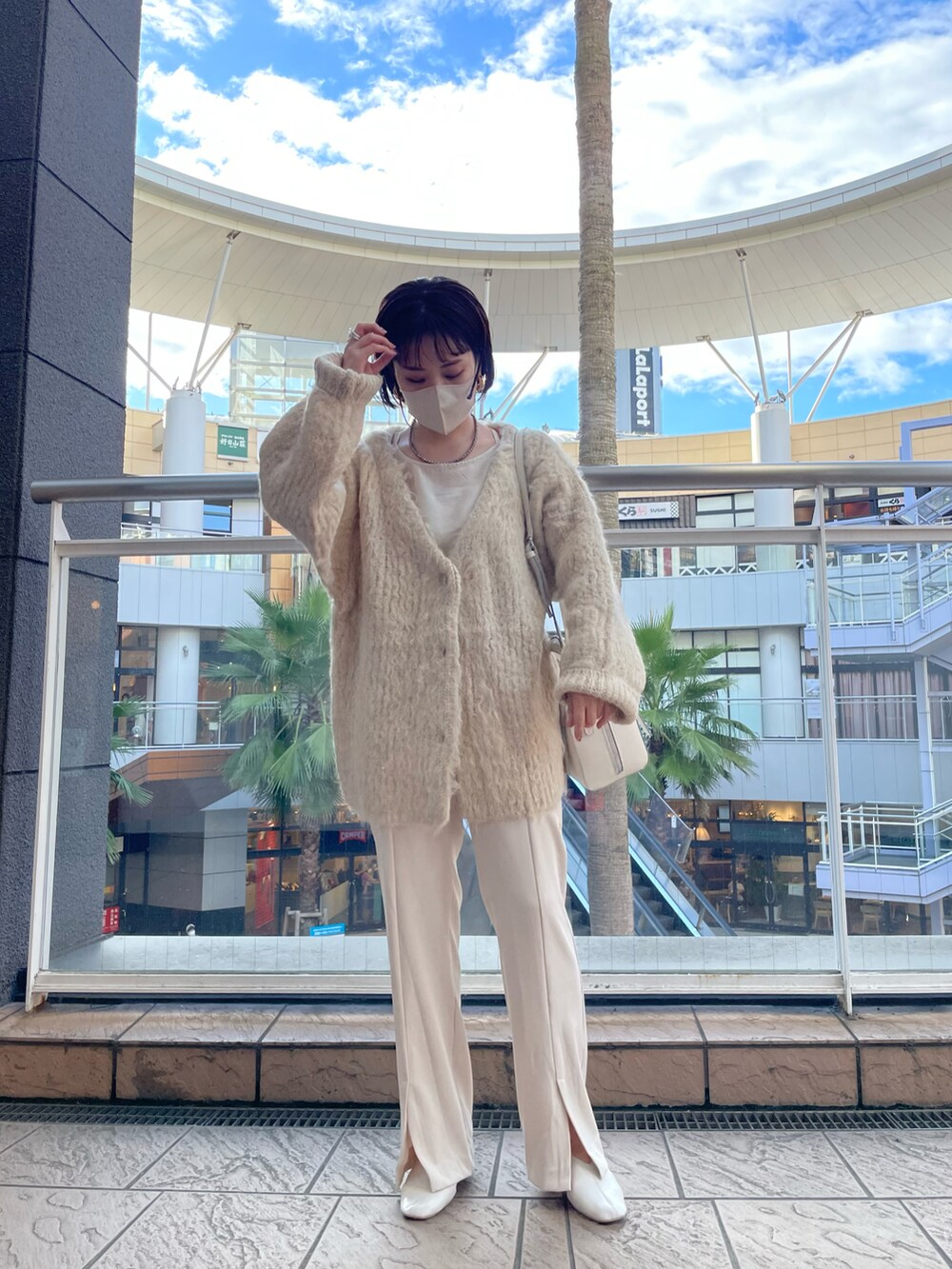 ベージュ系のカーディガン/ボレロ、ホワイト系のシャツ/ブラウス、ホワイト系のその他パンツを着用したレディースの秋コーディネートの3枚目の写真