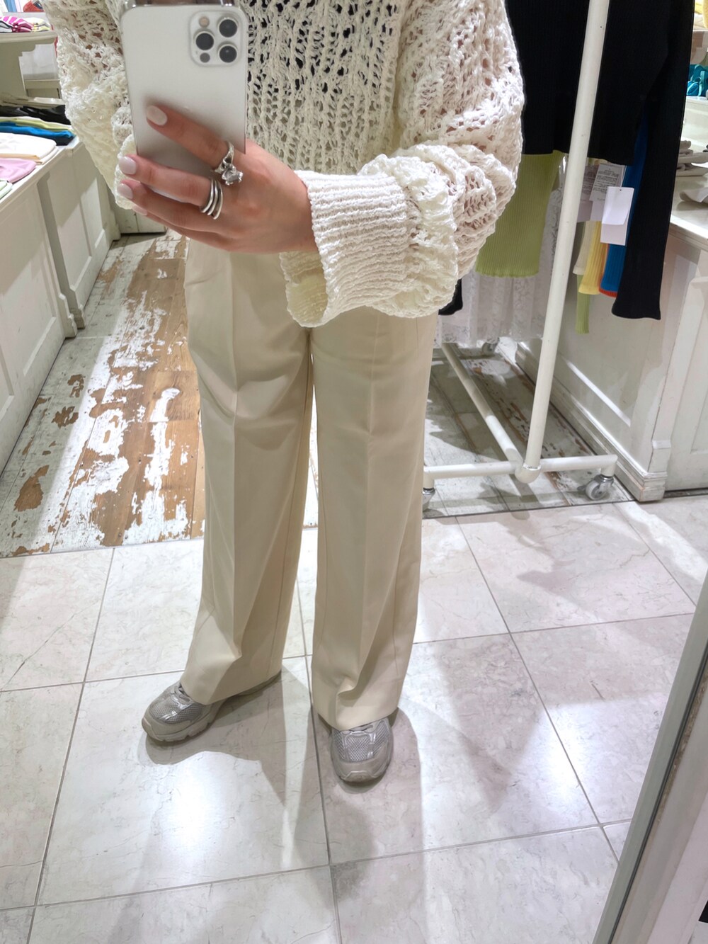 ホワイト系のニット/セーター、ホワイト系のスラックス、ホワイト系のサンダルを着用したレディースの春コーディネートの5枚目の写真