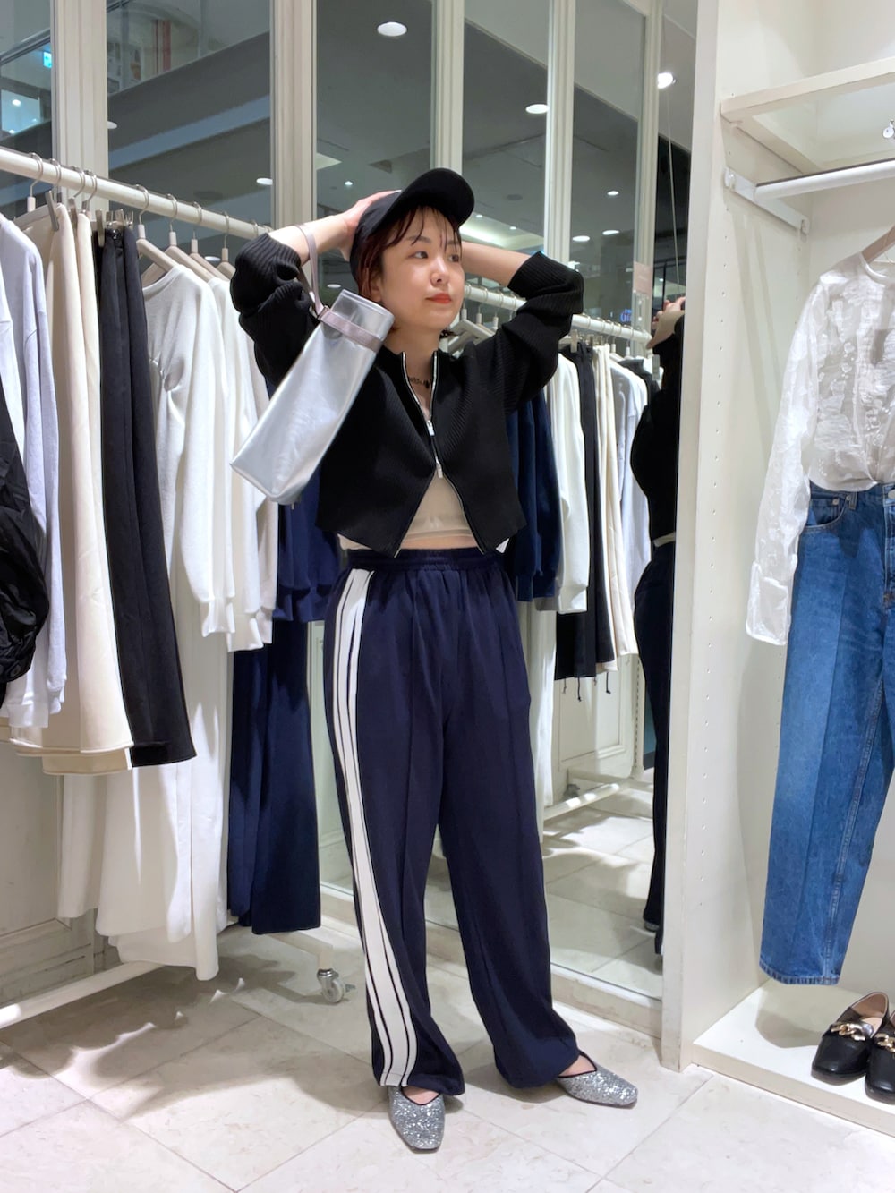 ブラック系のニット/セーター、ブルー系のその他パンツ、シルバー系のパンプスを着用したレディースの春コーディネートの3枚目の写真