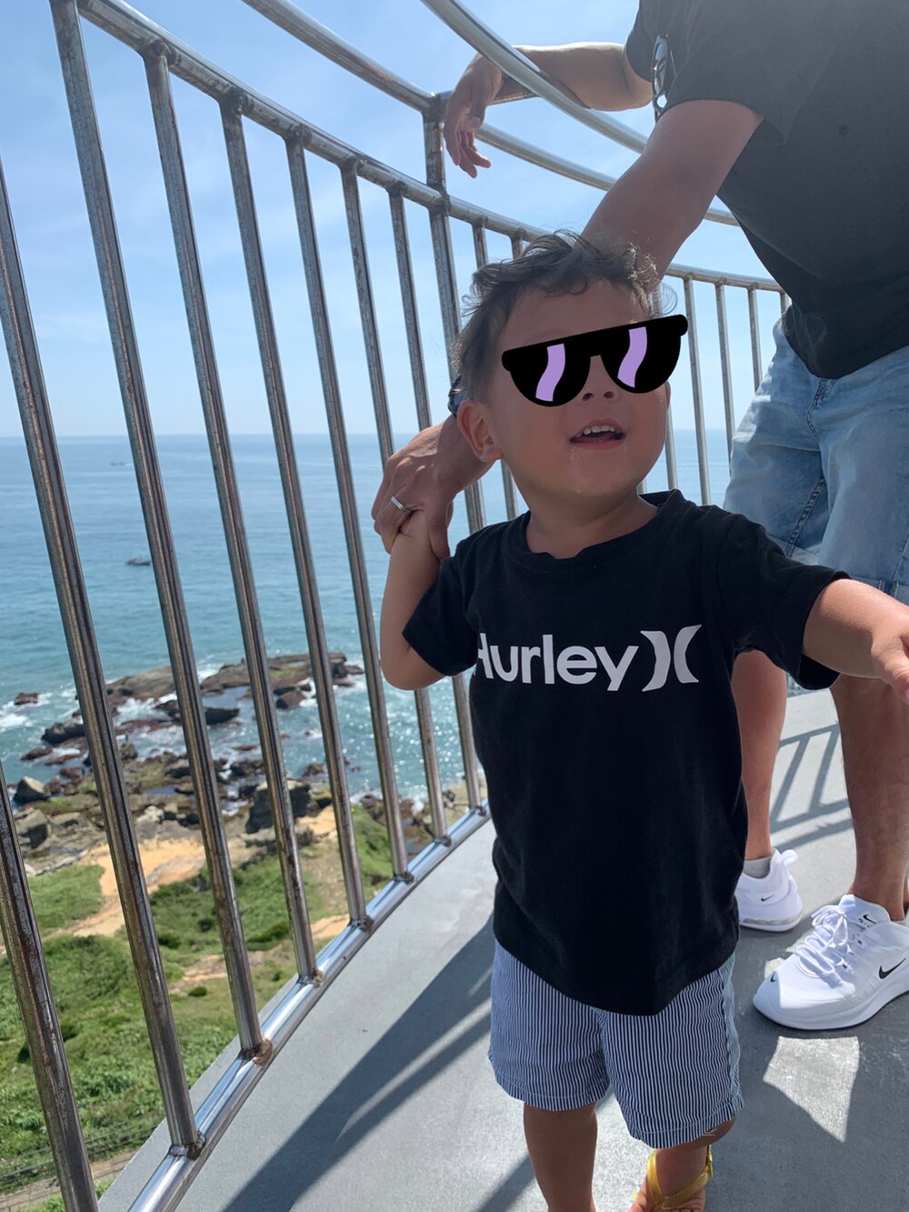 ブラック系のTシャツ/カットソーを着用したキッズの冬コーディネートの5枚目の写真