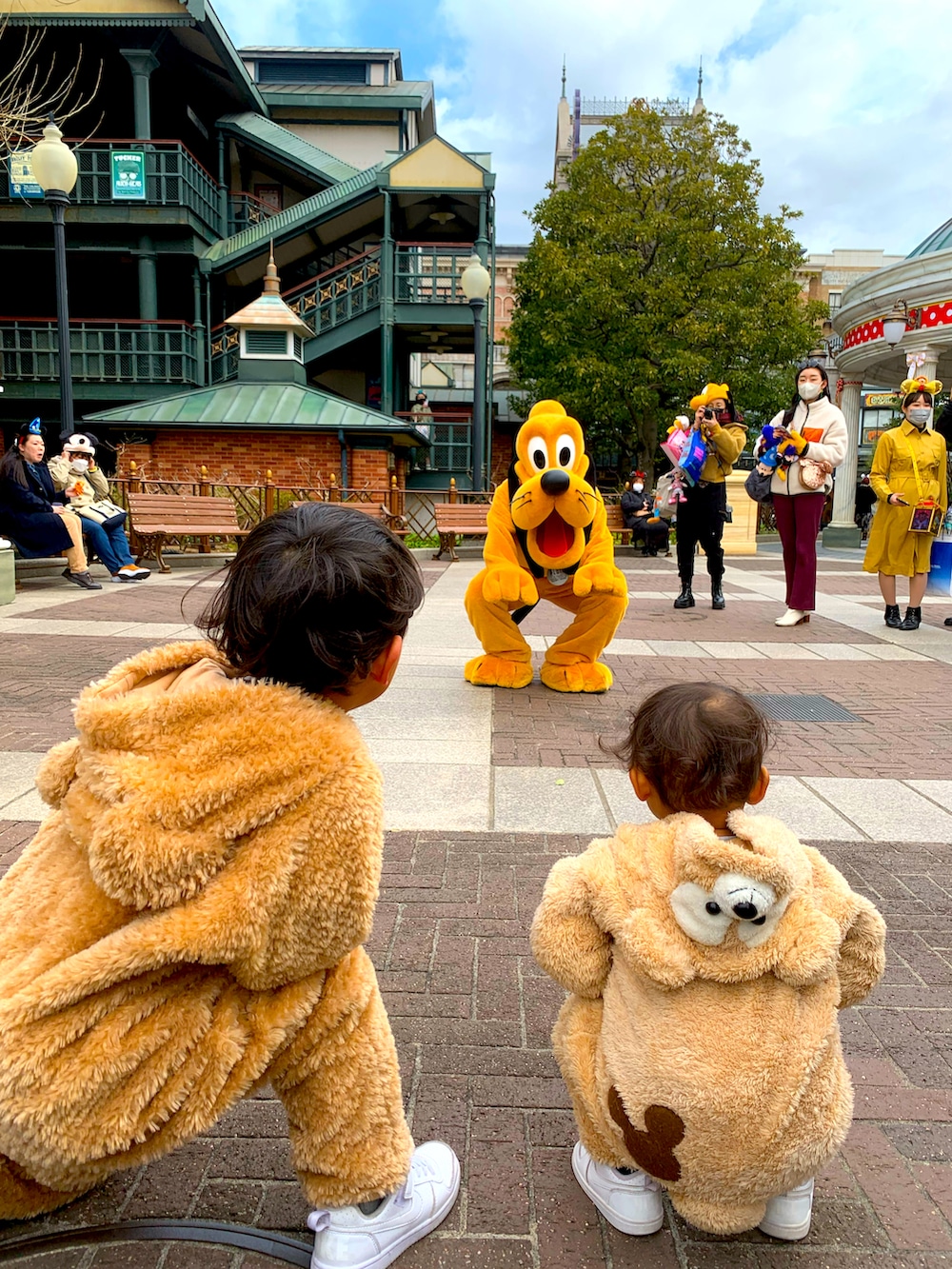 ベージュ系のオールインワン・サロペットを着用したキッズの夏コーディネートの4枚目の写真