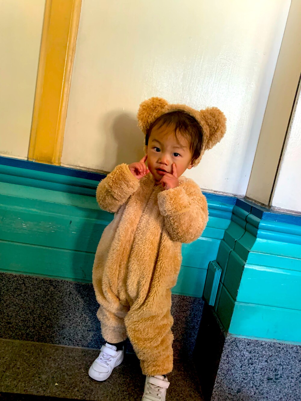 ベージュ系のオールインワン・サロペットを着用したキッズの夏コーディネートの3枚目の写真