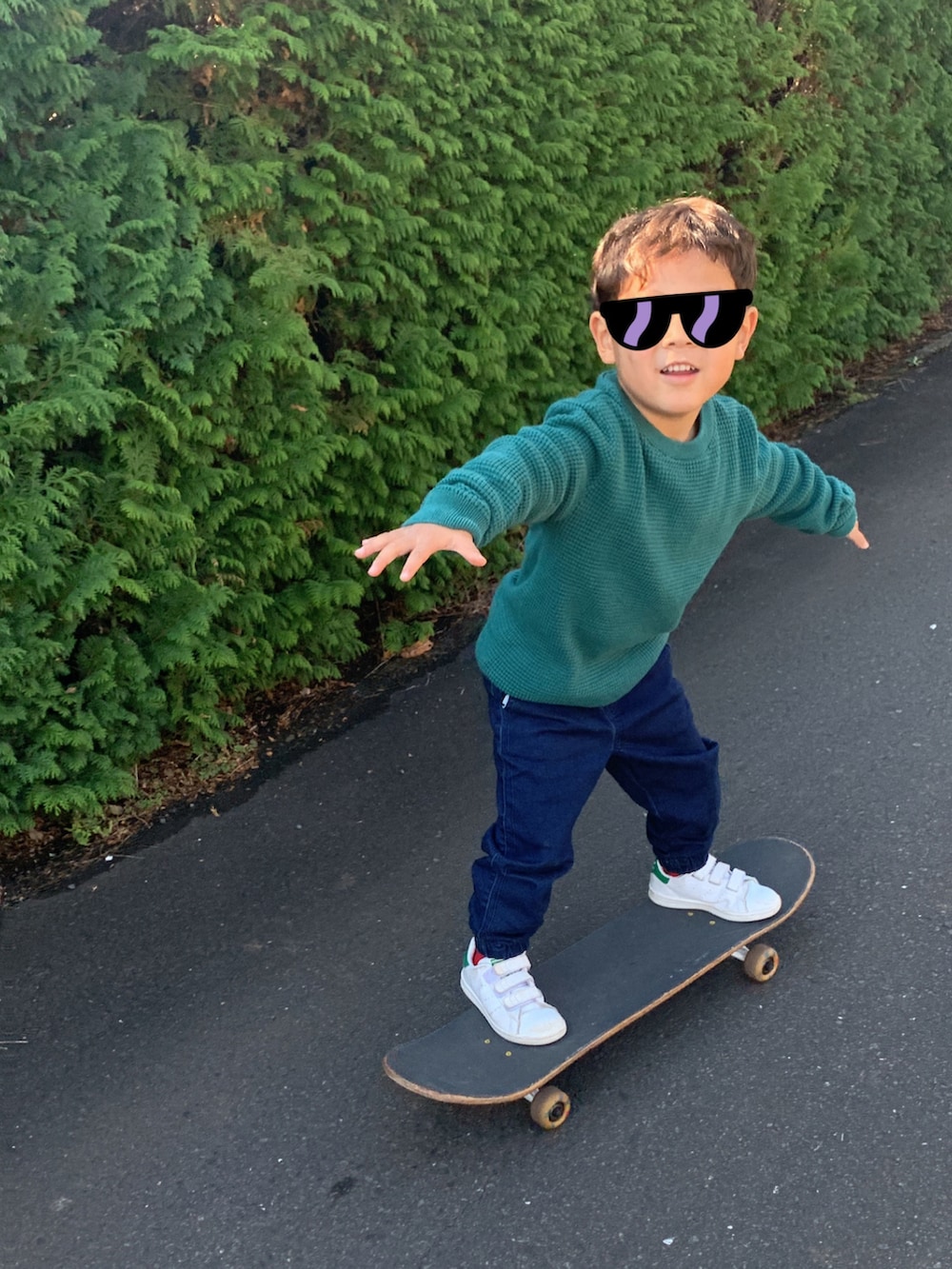 ブラック系のロンパースを着用したキッズの冬コーディネートの2枚目の写真