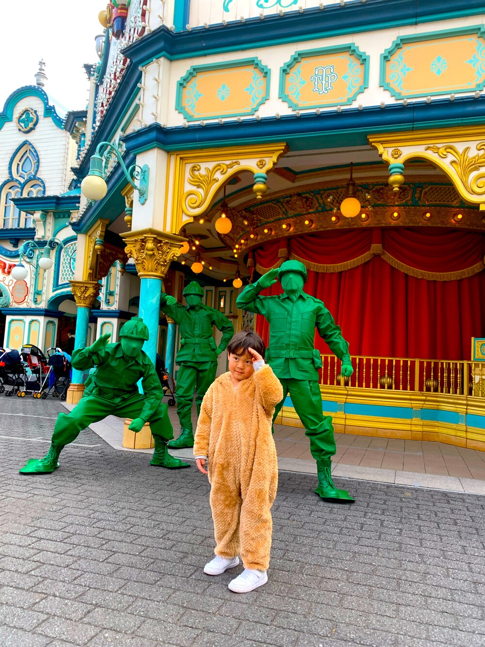 ベージュ系のオールインワン・サロペットを着用したキッズの夏コーディネートの2枚目の写真