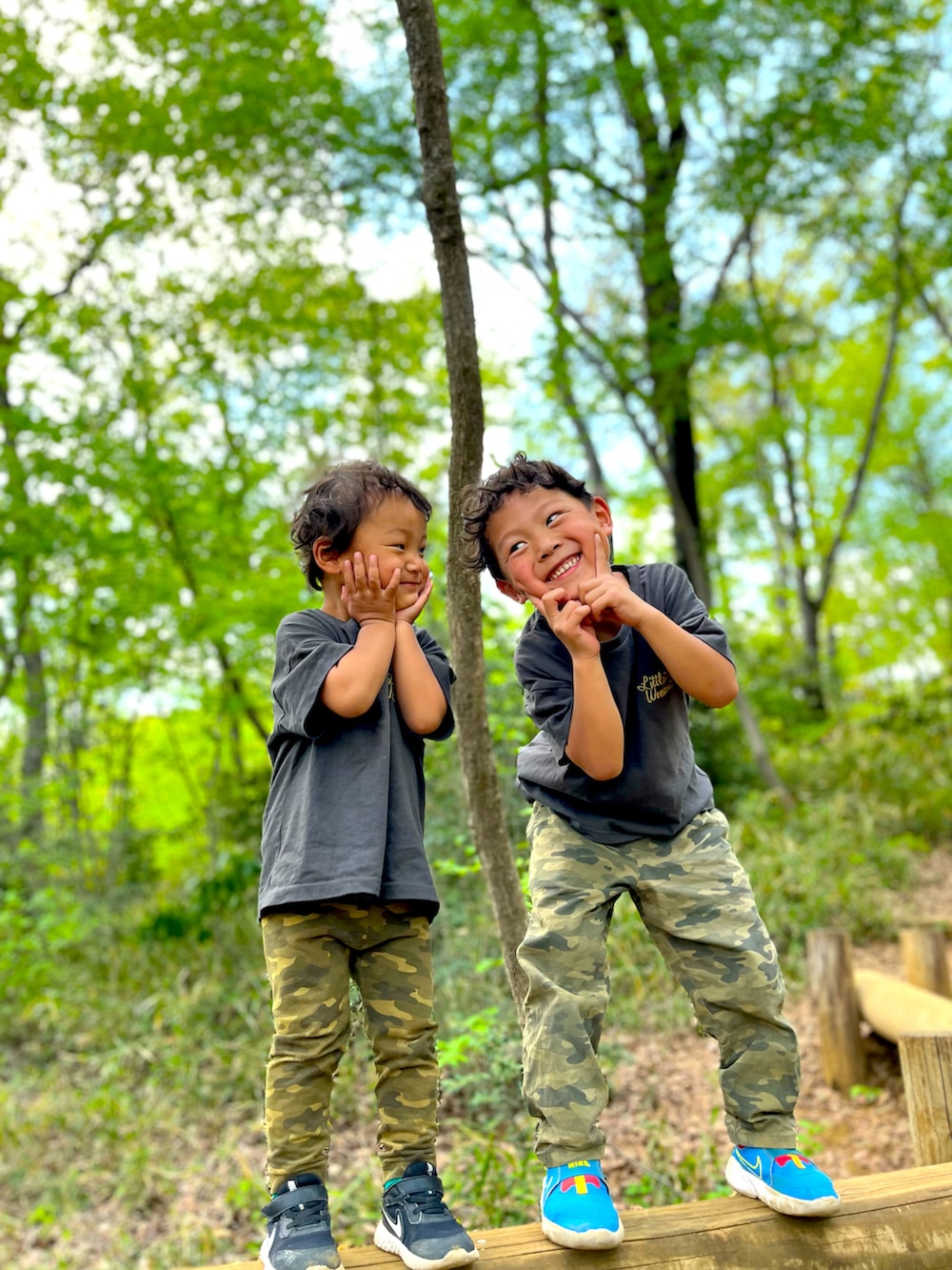 グリーン系のパンツ、グリーン系のカーゴパンツ、グレー系のTシャツ/カットソーを着用したキッズの冬コーディネートの2枚目の写真