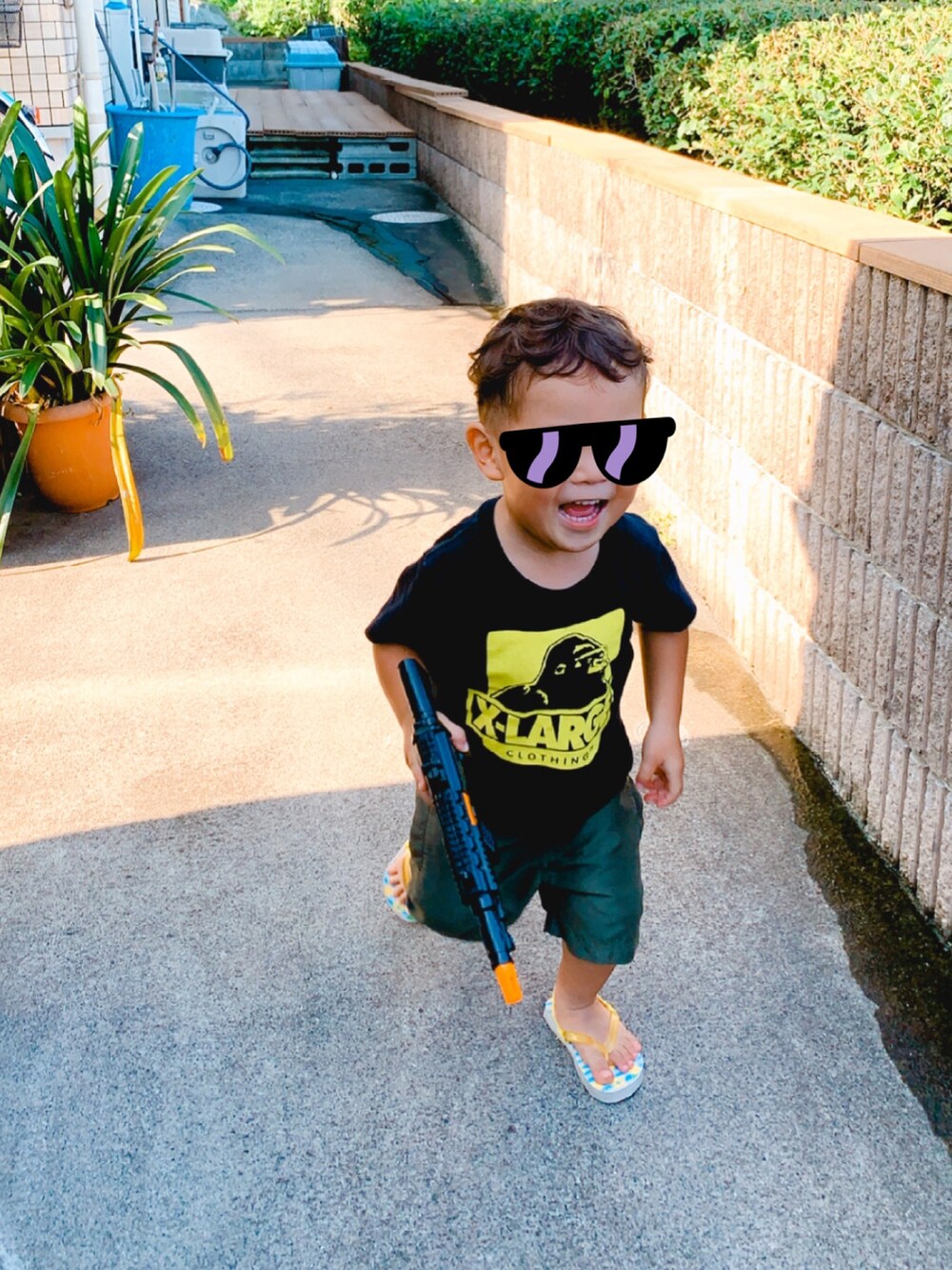 ブラック系のTシャツ/カットソーを着用したキッズの冬コーディネートの3枚目の写真