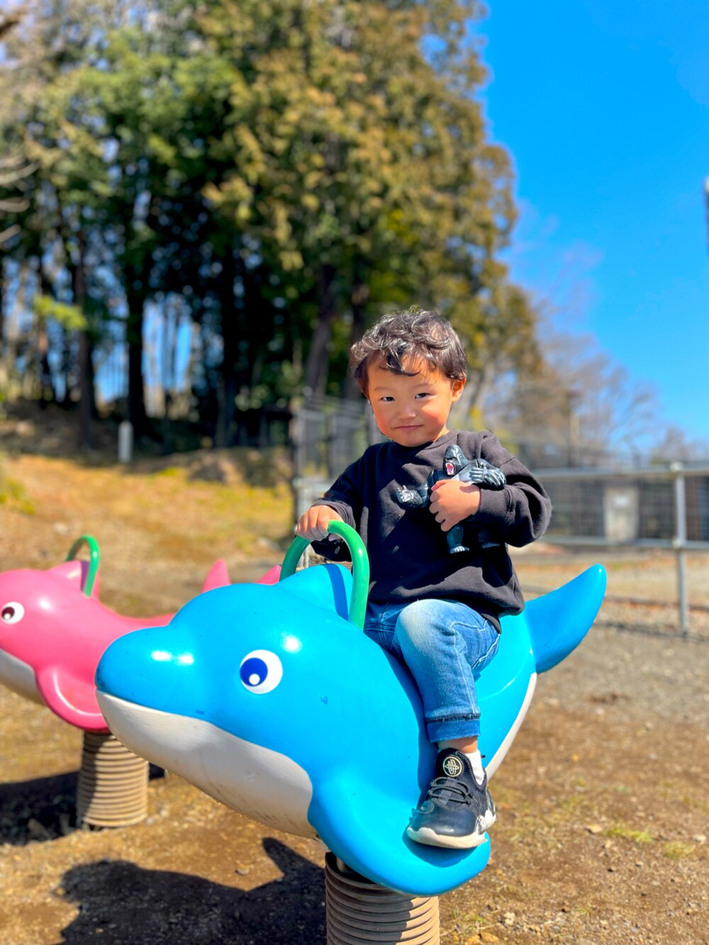 ブルー系のデニムパンツ、ブラック系のスニーカーを着用したキッズの冬コーディネートの2枚目の写真