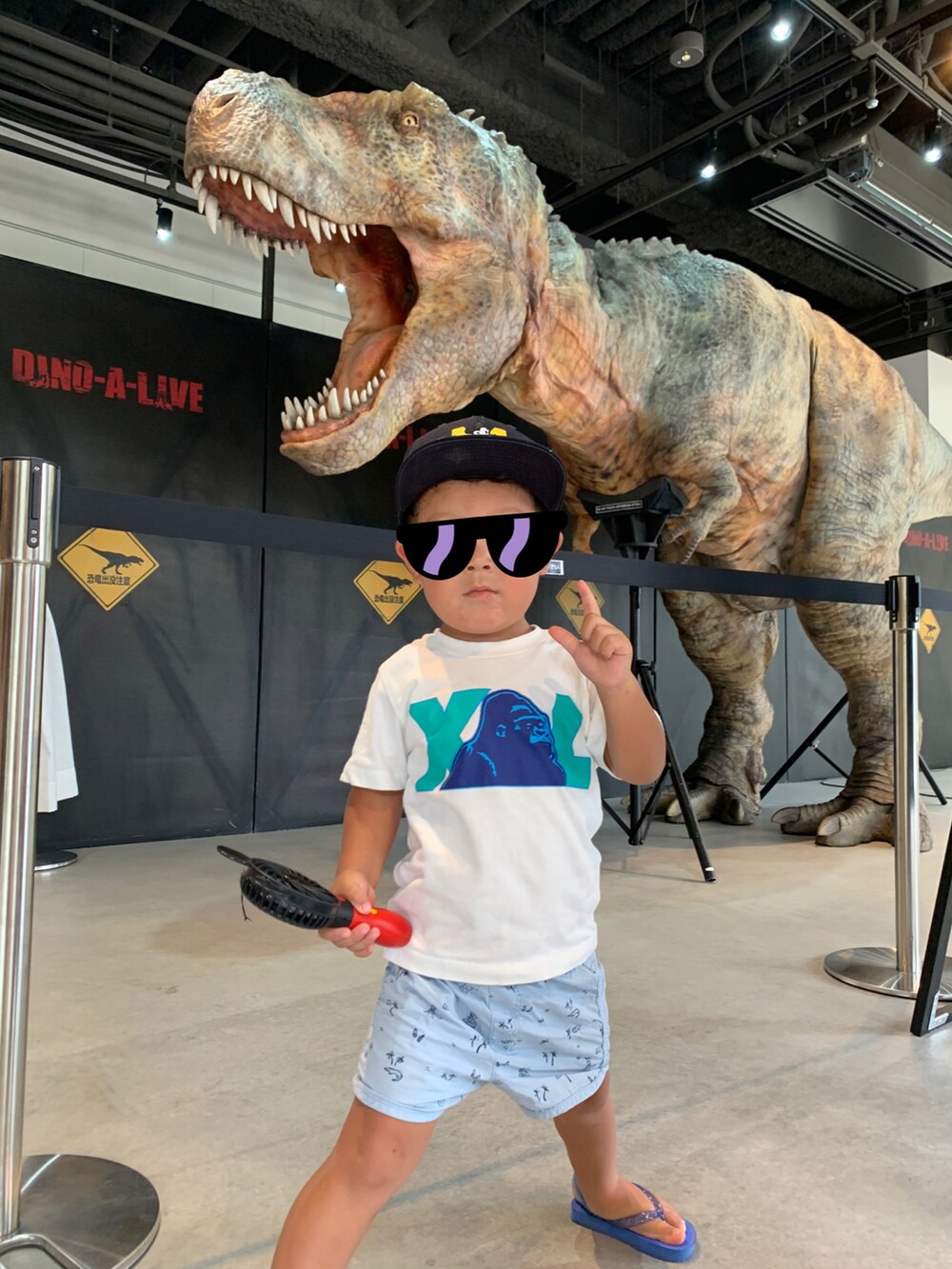 ブラック系のTシャツ/カットソーを着用したキッズの冬コーディネートの4枚目の写真