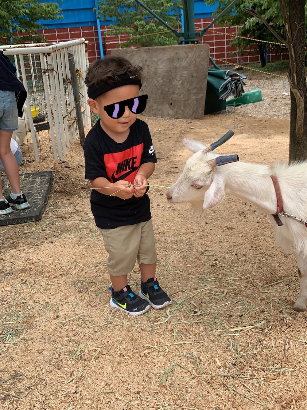ブラック系のTシャツ/カットソーを着用したキッズの冬コーディネートの2枚目の写真