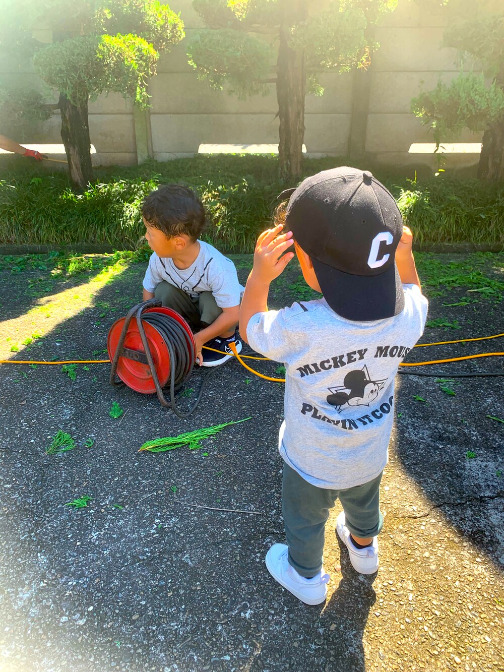 グレー系のTシャツ/カットソー、ホワイト系のスニーカーを着用したキッズの秋コーディネートの2枚目の写真