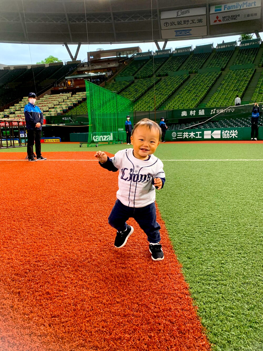 ブラック系のスニーカーを着用したキッズの夏コーディネートの2枚目の写真