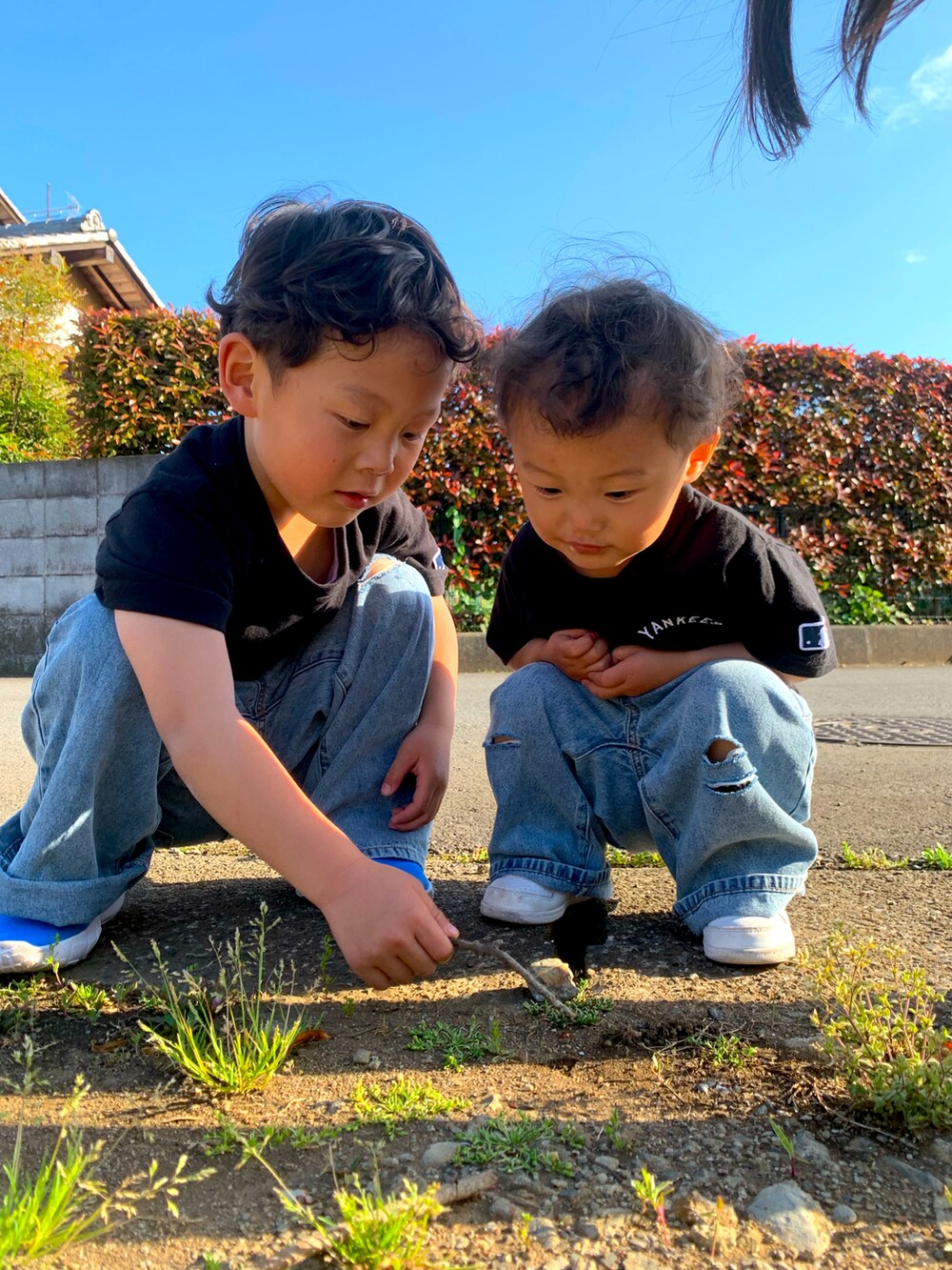 ブラック系のTシャツ/カットソー、ブラック系のTシャツ/カットソー、ブルー系のデニムパンツを着用したキッズの夏コーディネートの2枚目の写真