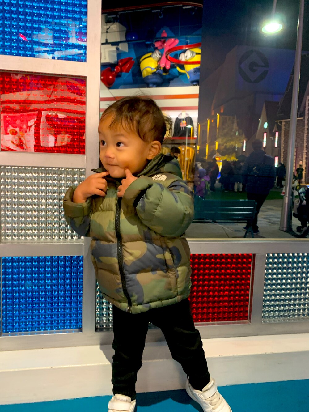 グリーン系のダウンジャケット/コート、グリーン系のダウンジャケット/コート、ホワイト系のスニーカーを着用したキッズの夏コーディネートの3枚目の写真