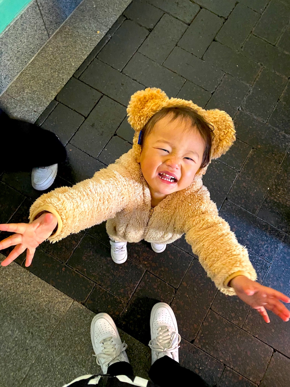 ベージュ系のオールインワン・サロペットを着用したキッズの夏コーディネートの5枚目の写真