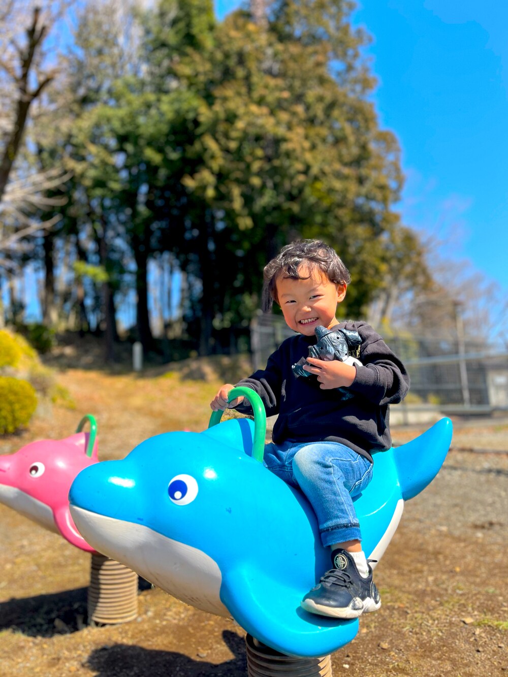 ブルー系のデニムパンツ、ブラック系のスニーカーを着用したキッズの冬コーディネートの3枚目の写真