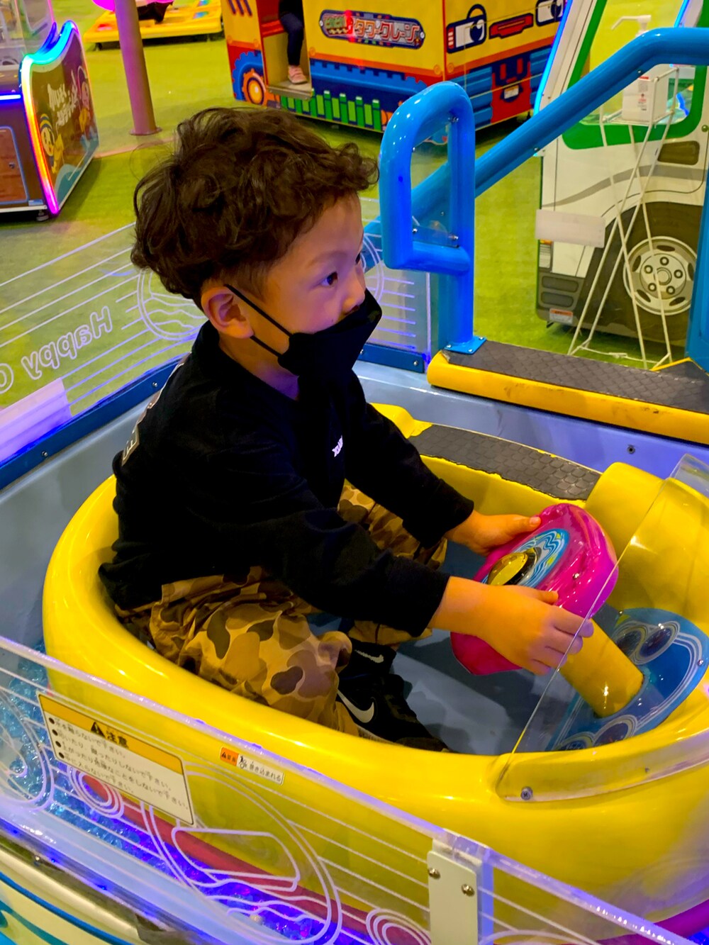 ブラウン系のカーゴパンツ、ブラック系のTシャツ/カットソーを着用したキッズの春コーディネートの2枚目の写真