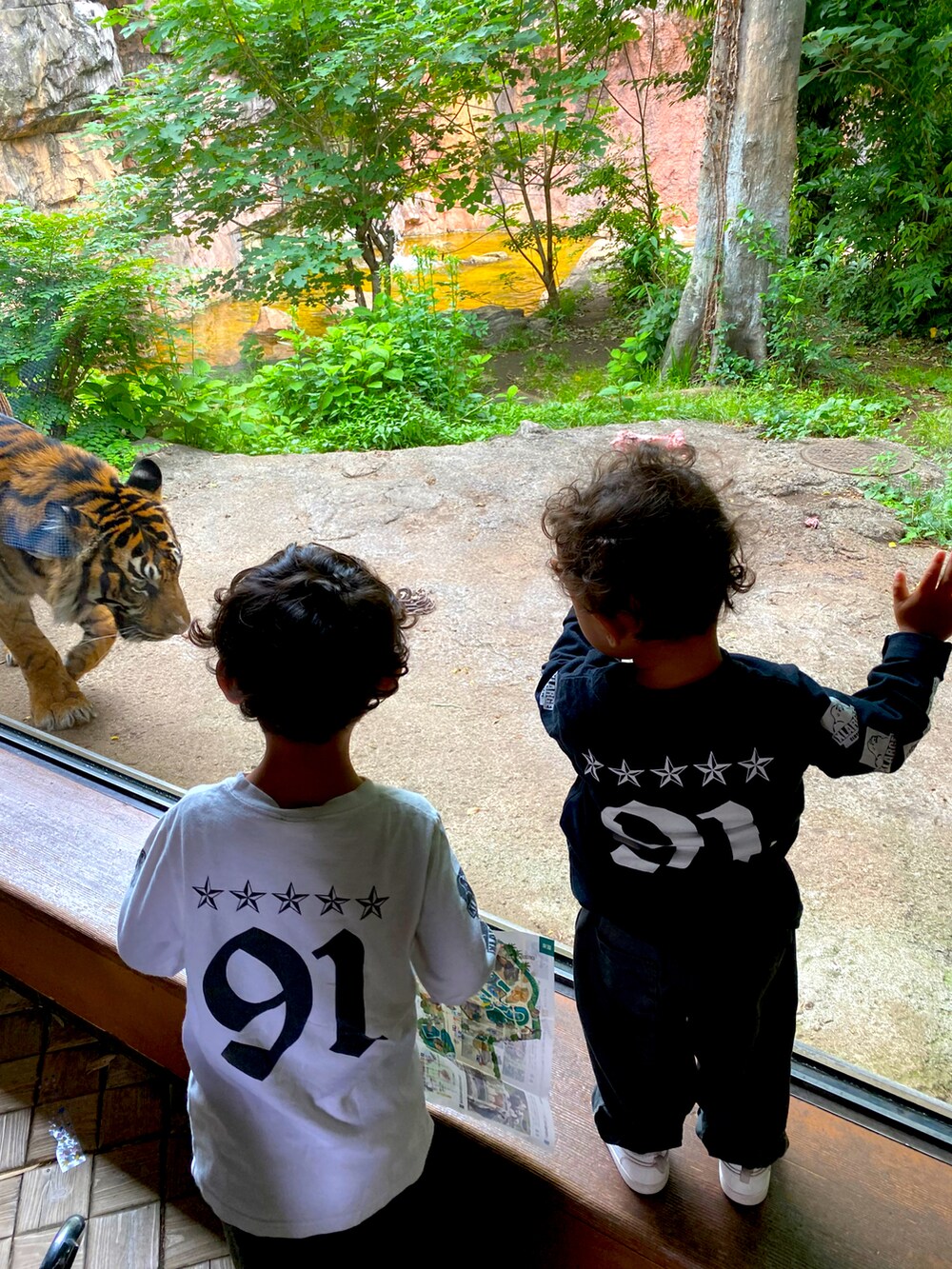 ホワイト系のTシャツ/カットソー、ブラック系のTシャツ/カットソーを着用したキッズの夏コーディネートの2枚目の写真