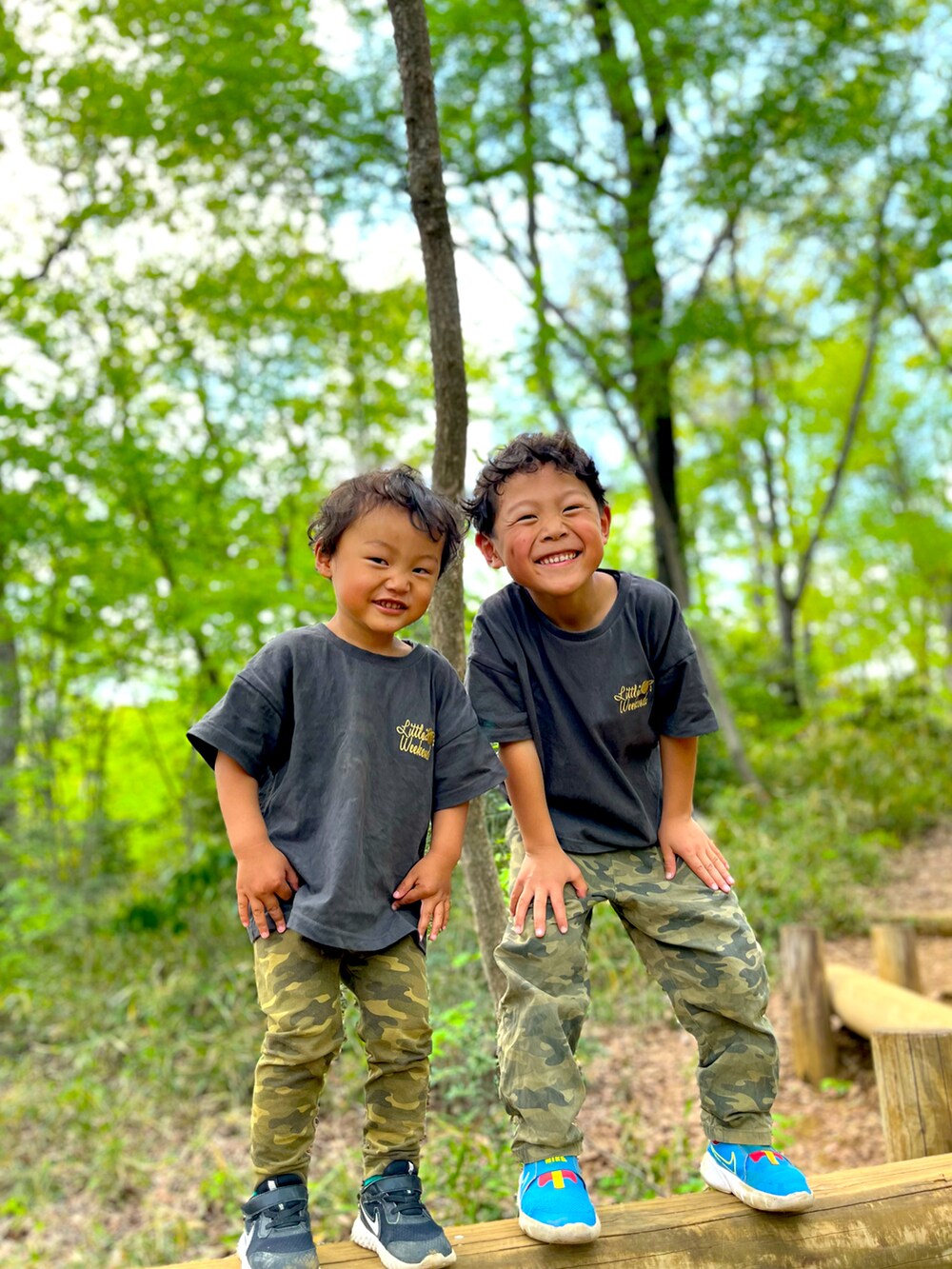 グリーン系のパンツ、グリーン系のカーゴパンツ、グレー系のTシャツ/カットソーを着用したキッズの冬コーディネートの3枚目の写真