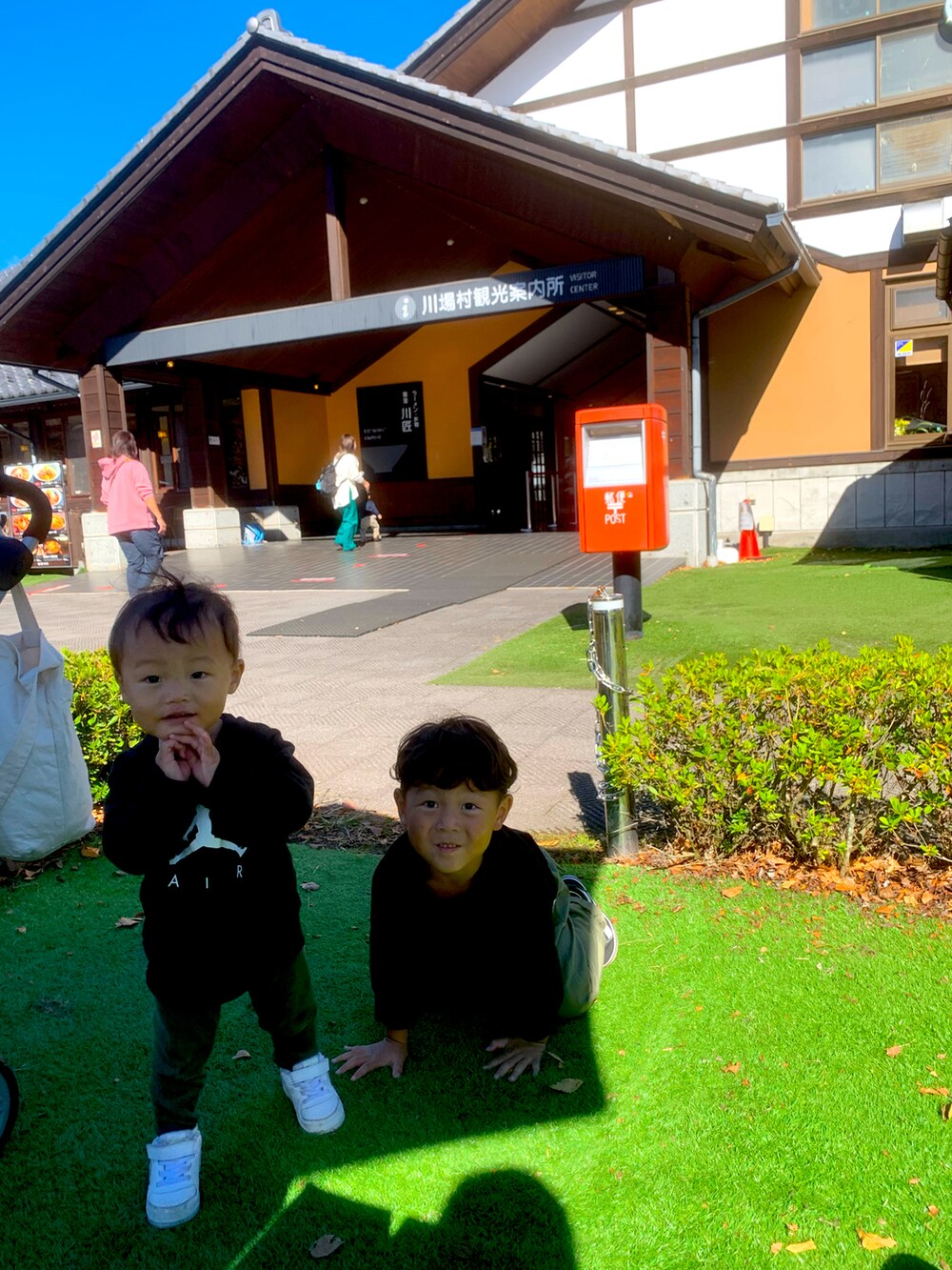 ブラック系のスウェット、グリーン系のカーゴパンツを着用したキッズの秋コーディネートの2枚目の写真