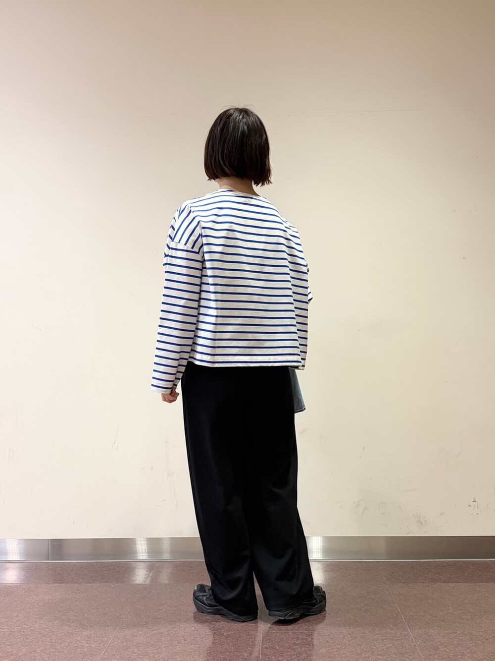 ブルー系のシャツ/ブラウス、ブルー系のTシャツ/カットソー、ブラック系のその他パンツを着用したレディースの春コーディネートの5枚目の写真