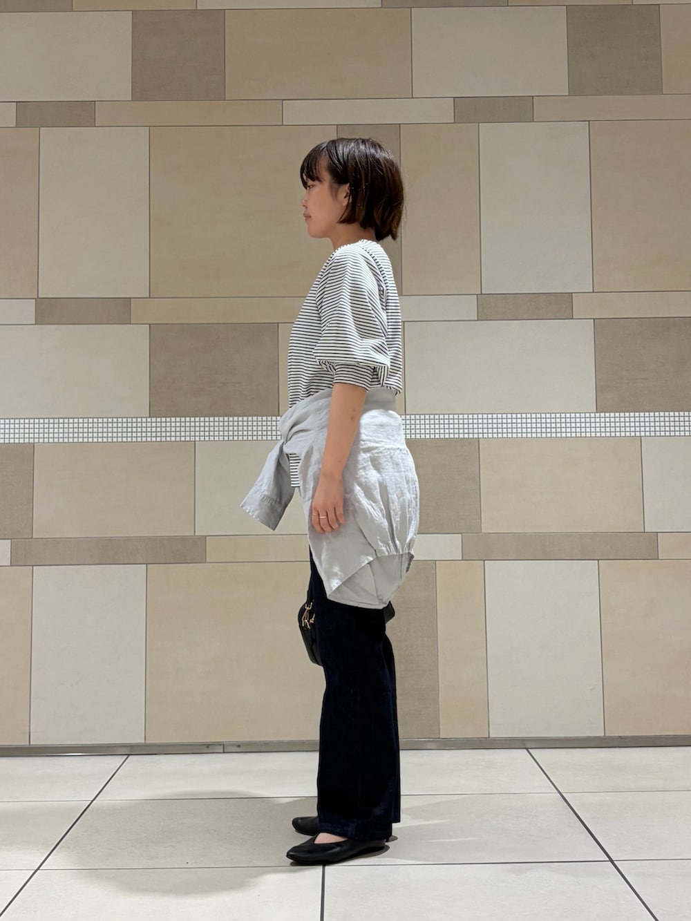 ホワイト系のTシャツ/カットソー、グレー系のシャツ/ブラウス、ブルー系のデニムパンツを着用したレディースの夏コーディネートの3枚目の写真