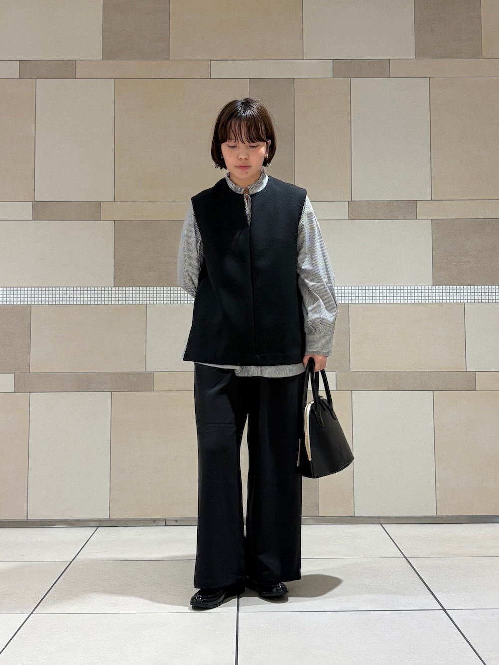 ブラック系のシャツ/ブラウス、ブラック系のその他パンツ、ブラック系のレインシューズを着用したレディースの秋コーディネートの2枚目の写真