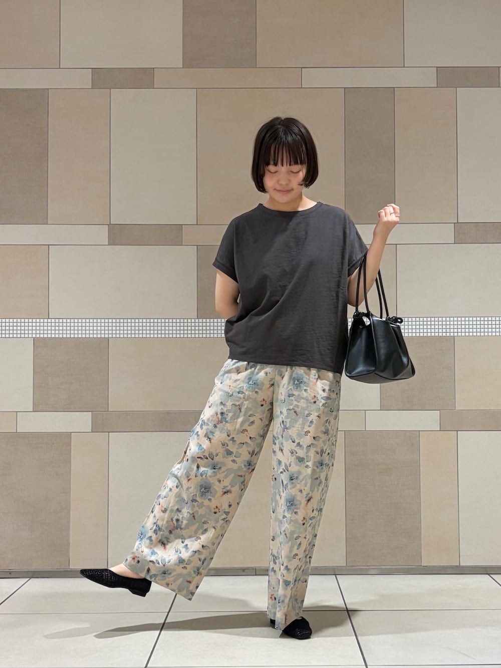 グレー系のTシャツ/カットソー、ブルー系のその他パンツ、ブラック系のバレエシューズを着用したレディースの夏コーディネートの2枚目の写真