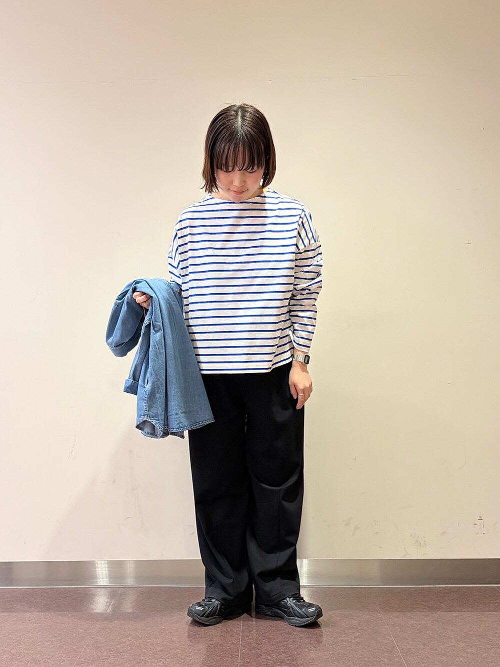 ブルー系のシャツ/ブラウス、ブルー系のTシャツ/カットソー、ブラック系のその他パンツを着用したレディースの春コーディネートの4枚目の写真