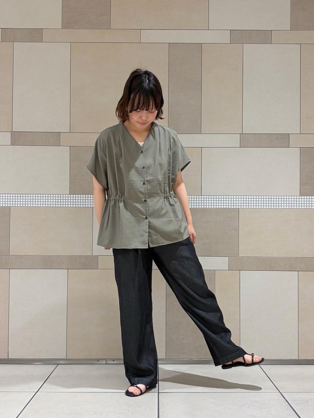 グリーン系のシャツ/ブラウス、ブラック系のデニムパンツ、ブラック系のサンダルを着用したレディースの夏コーディネートの2枚目の写真