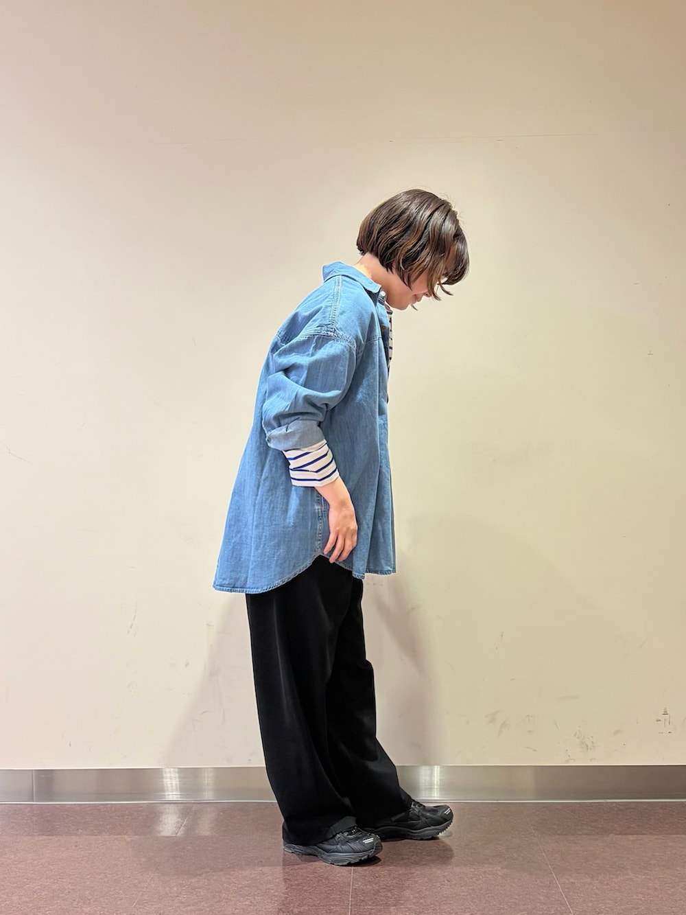 ブルー系のシャツ/ブラウス、ブルー系のTシャツ/カットソー、ブラック系のその他パンツを着用したレディースの春コーディネートの2枚目の写真