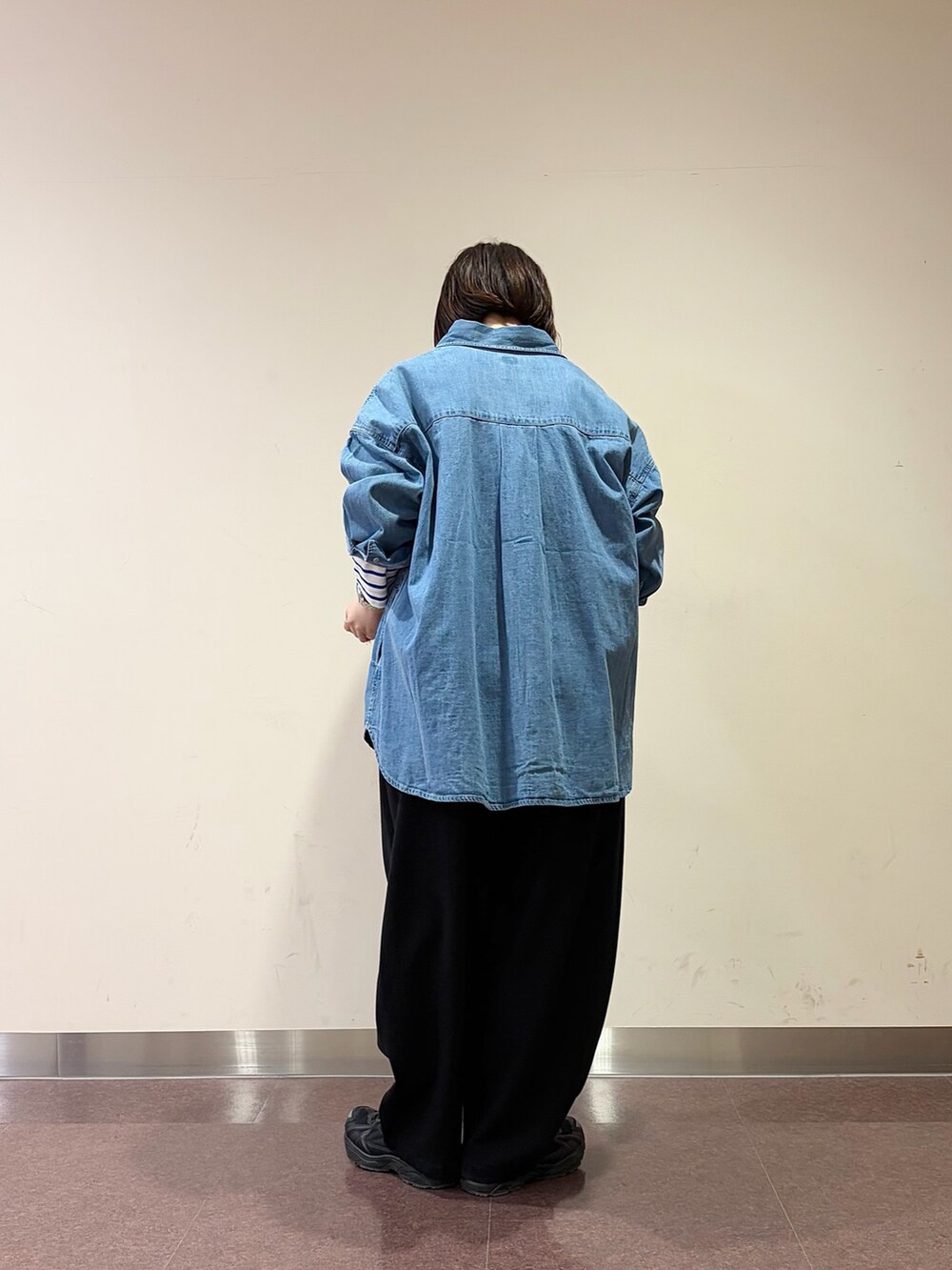 ブルー系のシャツ/ブラウス、ブルー系のTシャツ/カットソー、ブラック系のその他パンツを着用したレディースの春コーディネートの3枚目の写真
