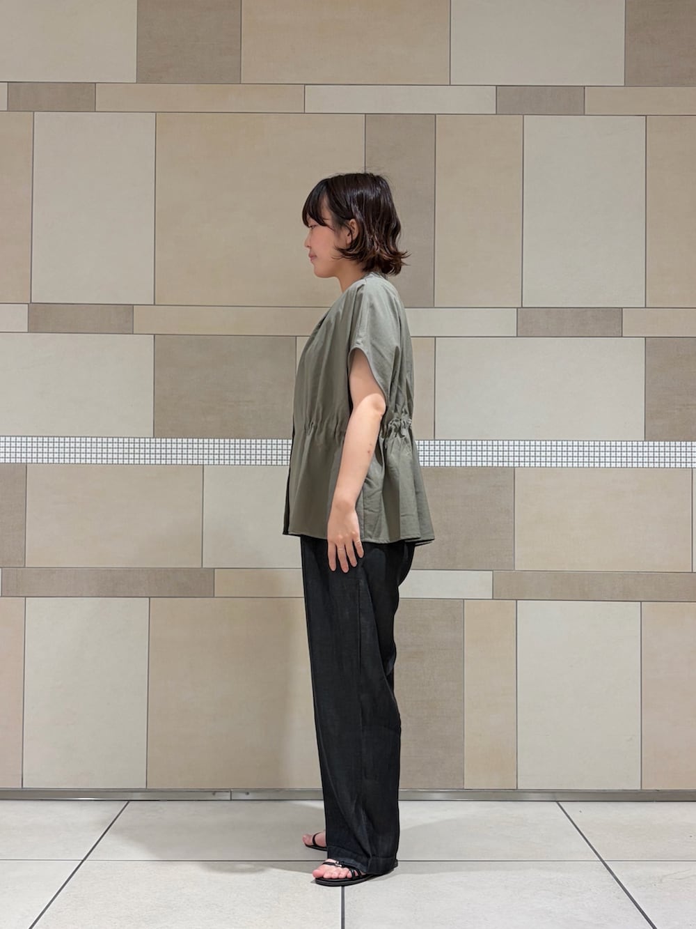 グリーン系のシャツ/ブラウス、ブラック系のデニムパンツ、ブラック系のサンダルを着用したレディースの夏コーディネートの4枚目の写真
