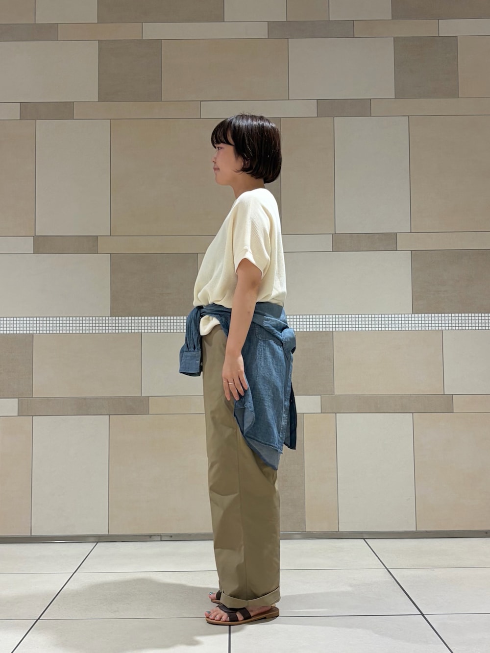 ベージュ系のTシャツ/カットソー、ベージュ系のその他パンツ、ブルー系のシャツ/ブラウスを着用したレディースの秋コーディネートの3枚目の写真