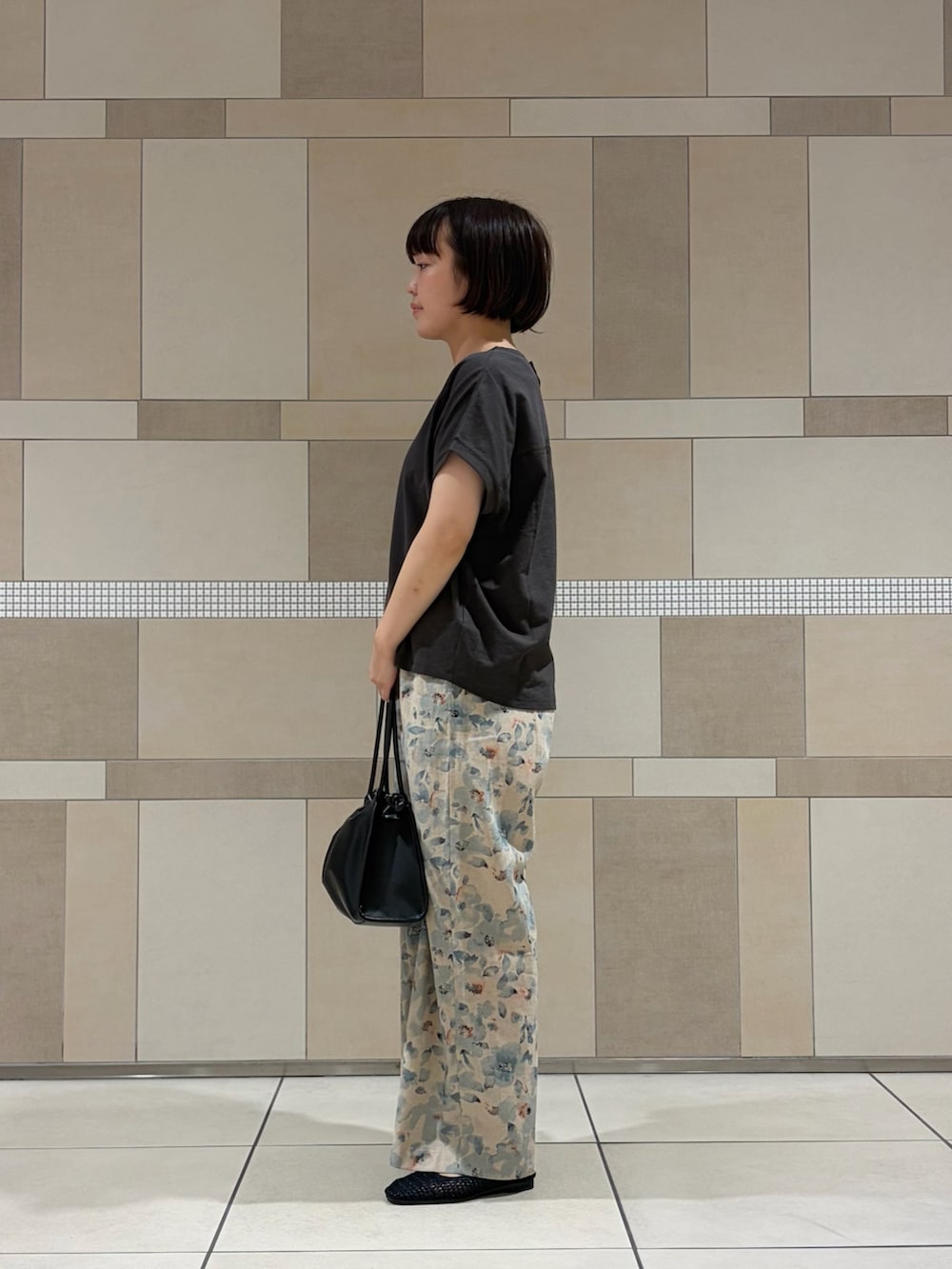グレー系のTシャツ/カットソー、ブルー系のその他パンツ、ブラック系のバレエシューズを着用したレディースの夏コーディネートの3枚目の写真