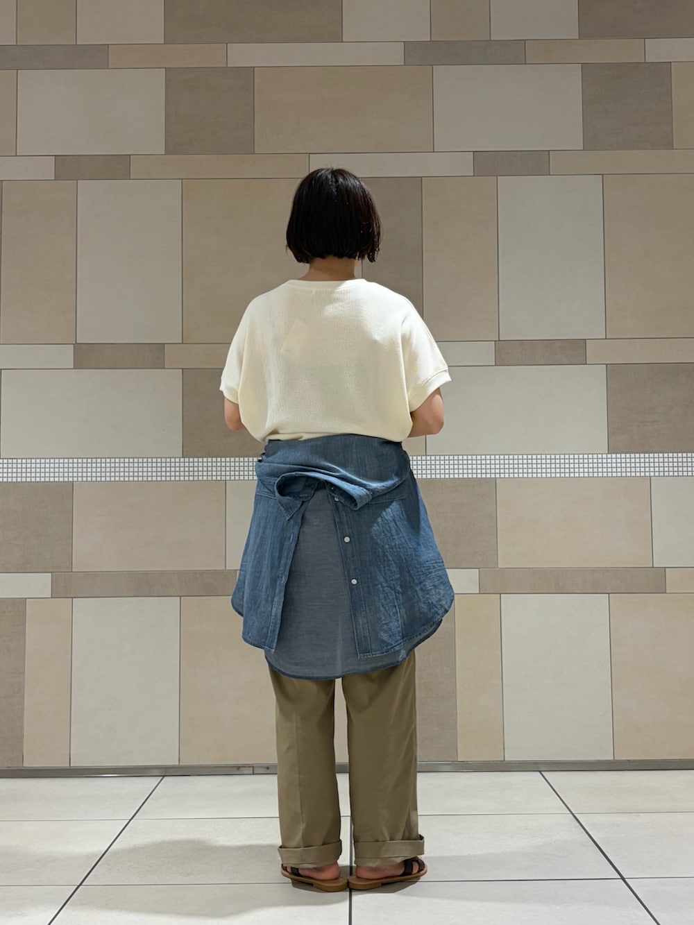 ベージュ系のTシャツ/カットソー、ベージュ系のその他パンツ、ブルー系のシャツ/ブラウスを着用したレディースの秋コーディネートの4枚目の写真